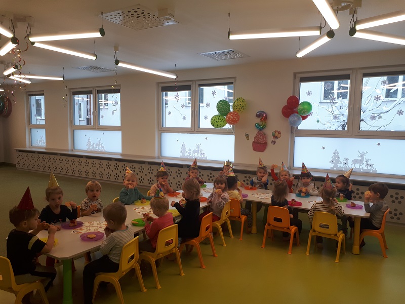 Grupa starszaków świętuje urodziny